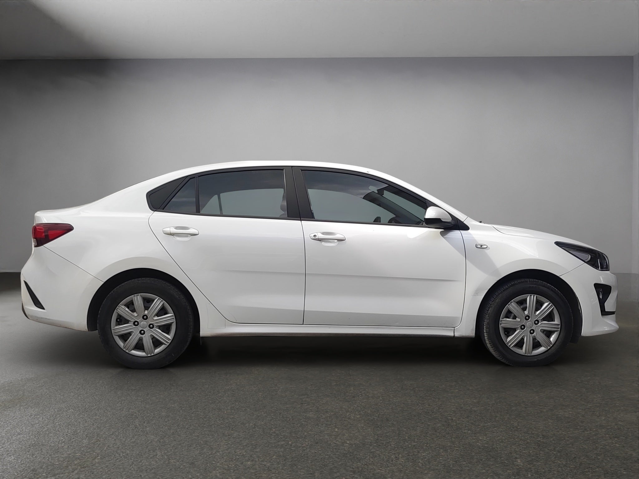 2023 Kia RIO 4 PTS L TA VE R-15