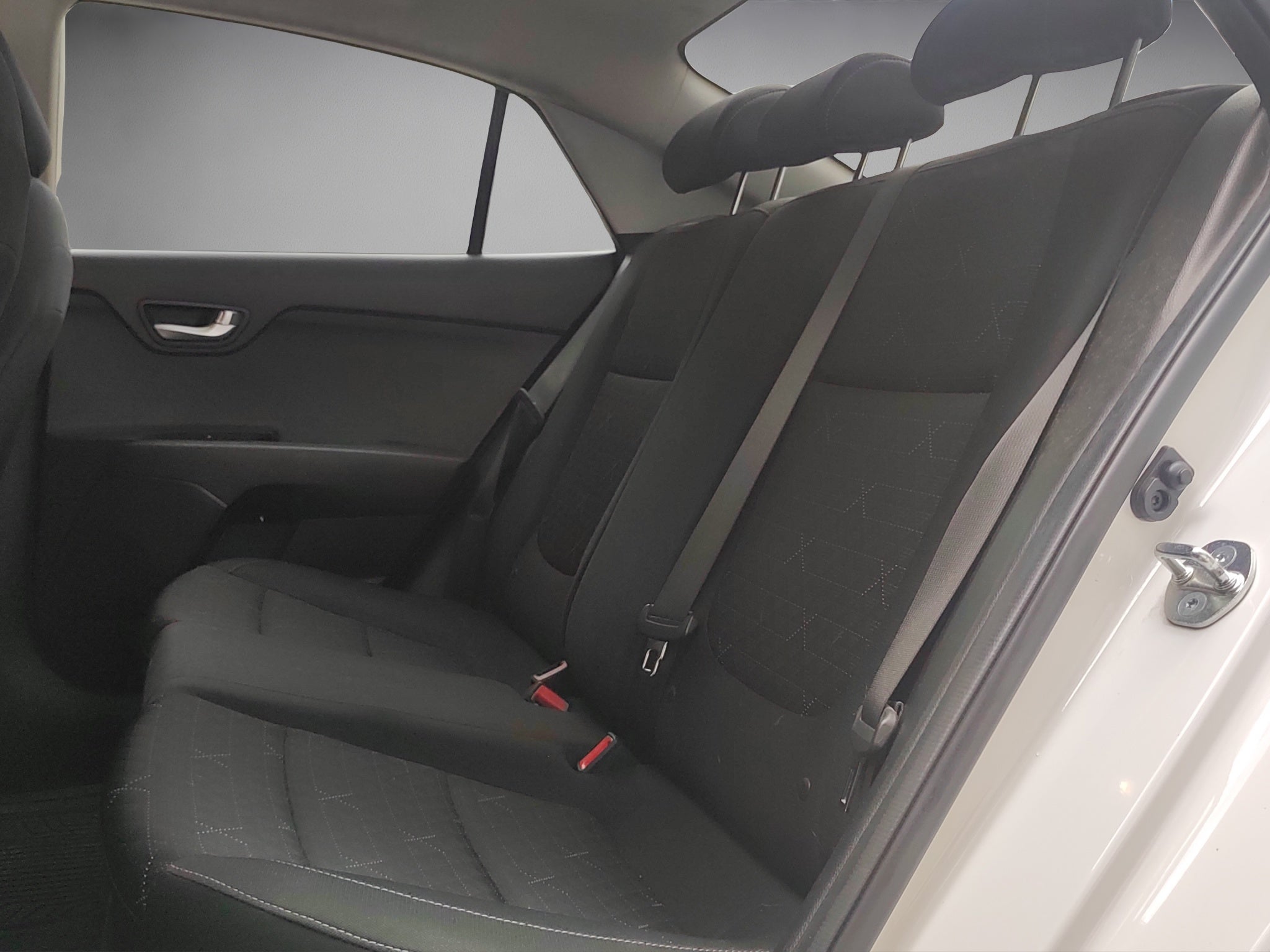 2023 Kia RIO 4 PTS L TA VE R-15