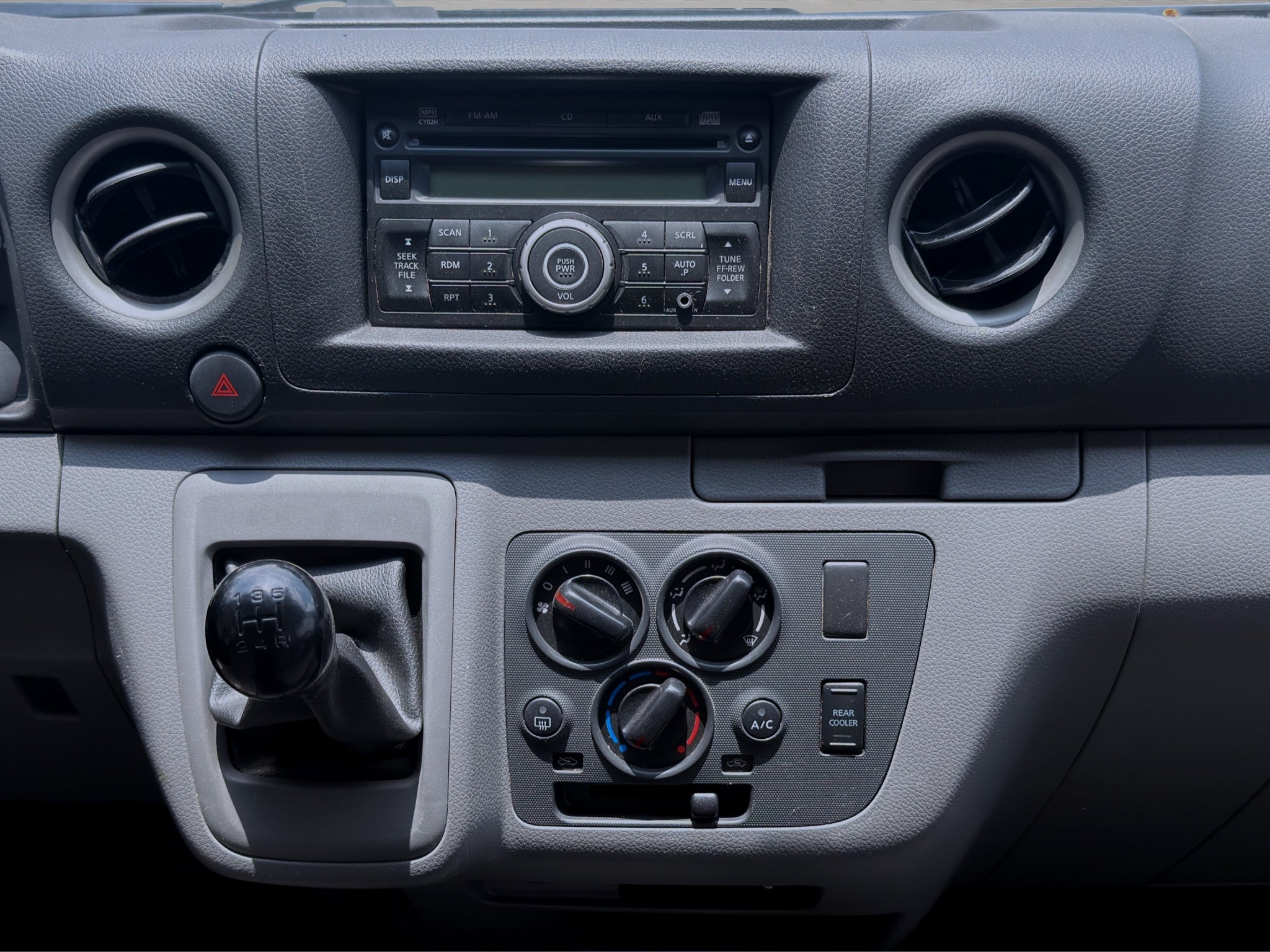 2021 Nissan URVAN 4 PTS AMPLIA TM5 AAC DESEM TRAS 15 PAS