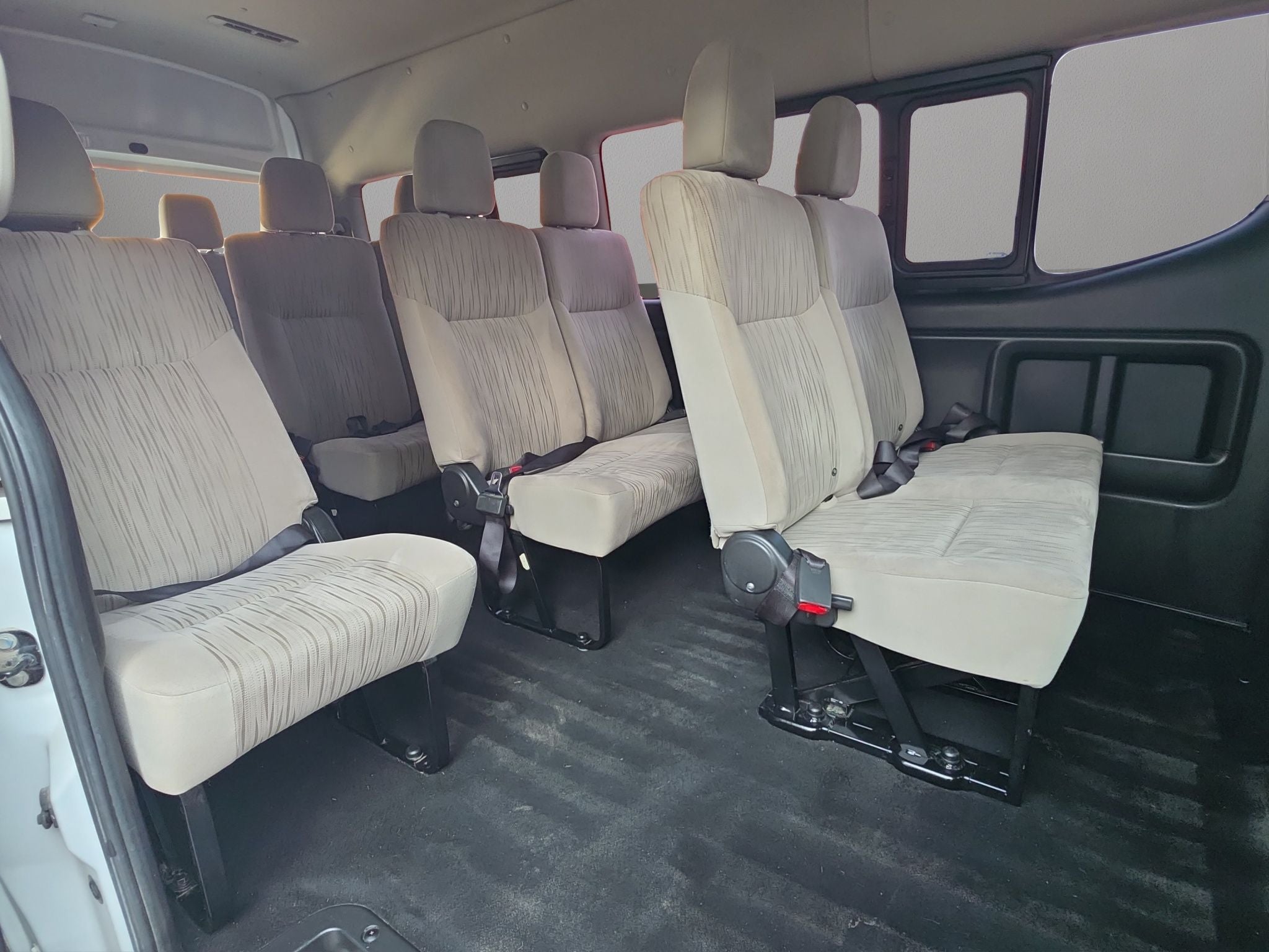 2024 Nissan Urvan 2.5 14 Pasajeros Amplia AA Mt