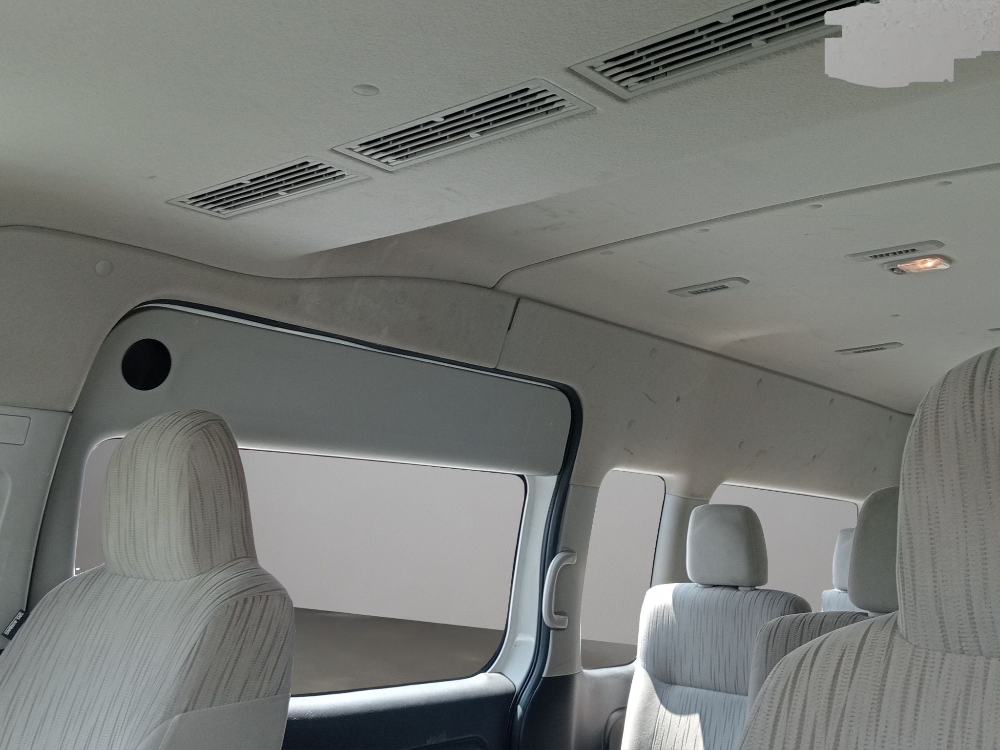 2023 Nissan Urvan 2.5 14 Pasajeros Amplia AA Mt