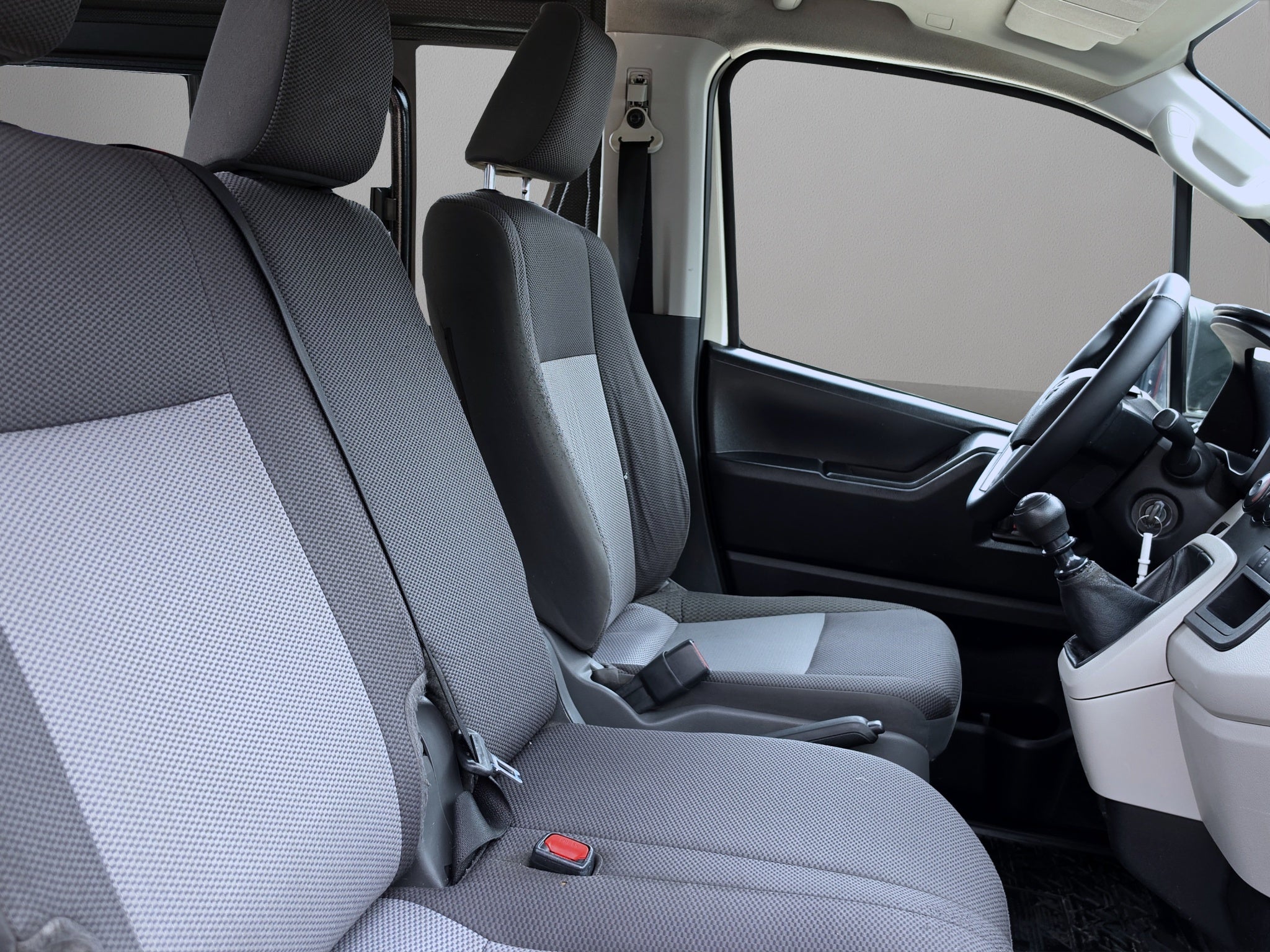 2020 Toyota HIACE 4 PTS DX SUPERLARGA TM5 CVENTANAS