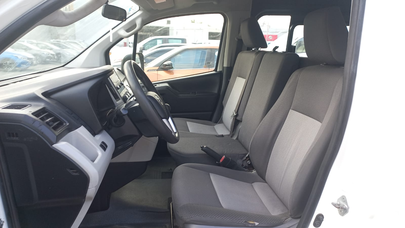 2020 Toyota HIACE 4 PTS DX SUPERLARGA TM5 CVENTANAS